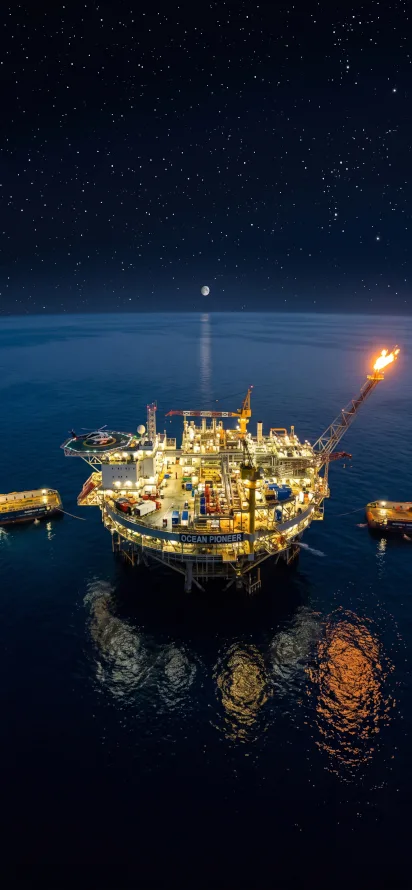 Plataforma petrolera offshore para operaciones de producción de hidrocarburos en instalaciones industriales y petroleras de alta mar